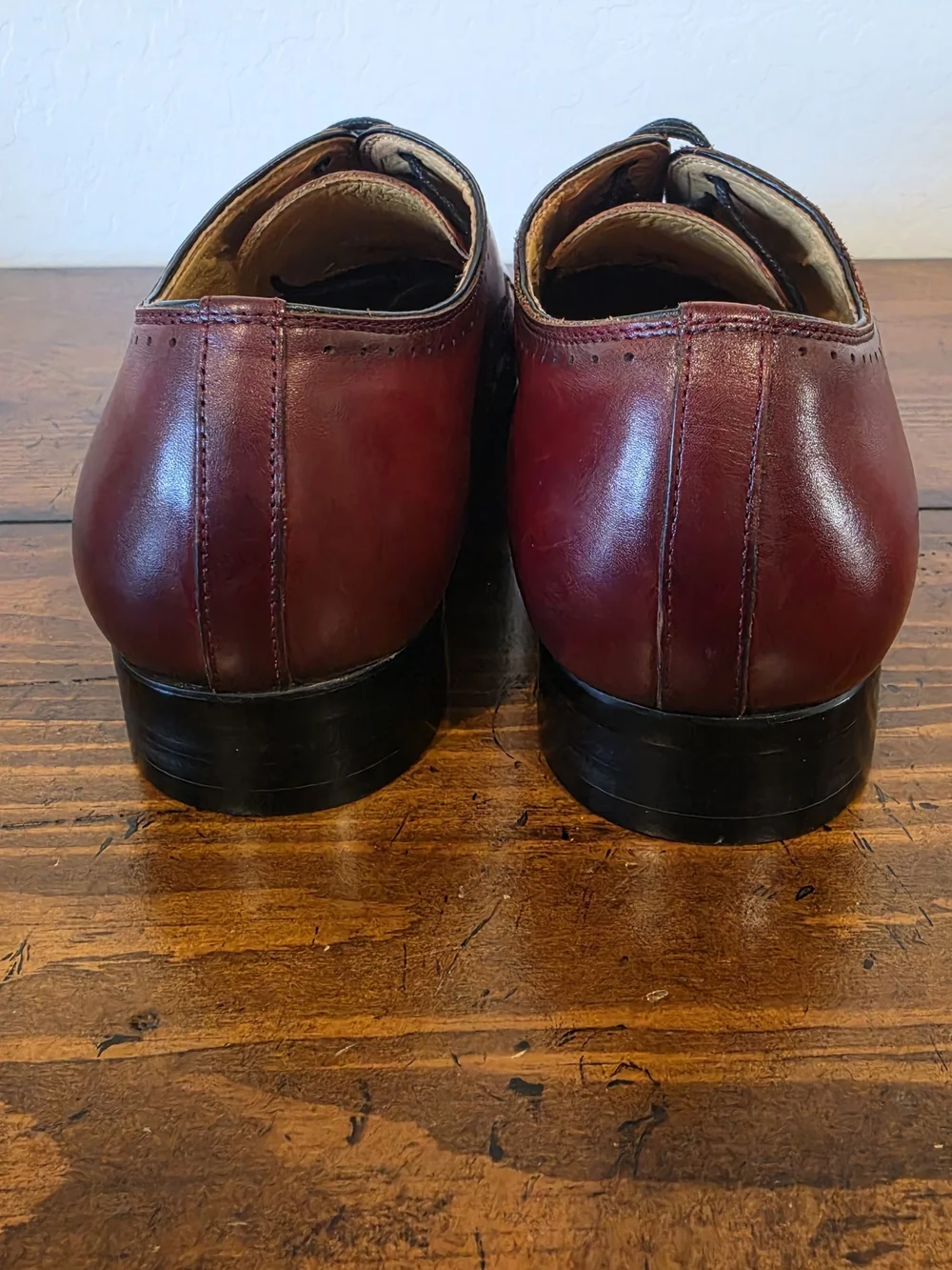 Giovanni Mens Handmade Artisan Leather Oxfords Burgundy Medallion Toe Size 9 NWT